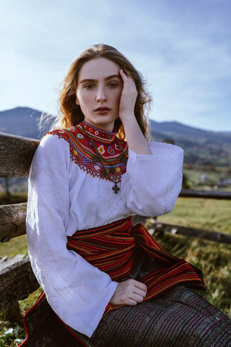 Hype&Hyper Ukraine Clothing, Roma People, Slavic Clothing, Contemporary Folk Art, Ukrainian Clothing, Art Top, Russian Culture, Folk Design, European Girls