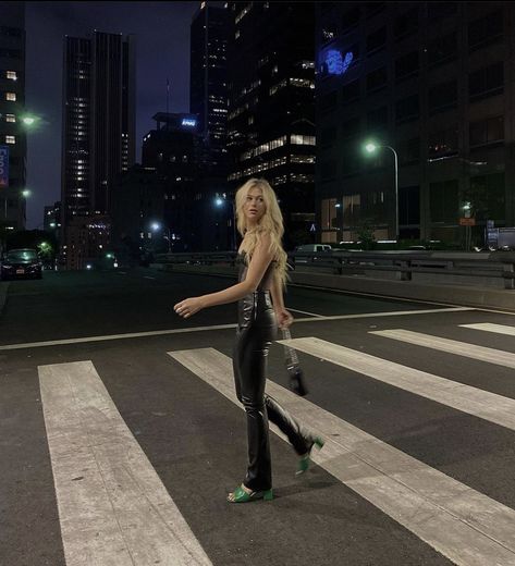 City Poses Instagram Night, Paparazzi Inspired Photoshoot, Nighttime City Photoshoot, Bar Pics Aesthetic, Paparazzi Style Photoshoot, Paparazzi Photoshoot Ideas, Night Poses Ideas, Night City Photoshoot, Nighttime Photoshoot Ideas