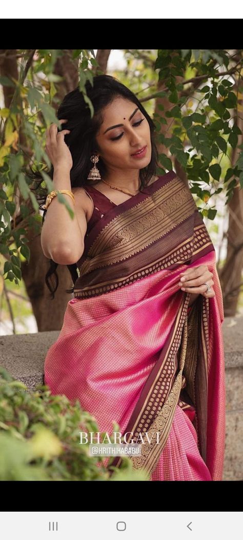 Kanakambaram Color Saree, Kanchi Sarees Latest, Silk Saree Combinations Color Combos, Latest Kanchi Pattu Sarees 2023, Saree Combinations Color Combos, Engagement Sarees, Saree Colours, Kanchipattu Sarees, Navratri 2023