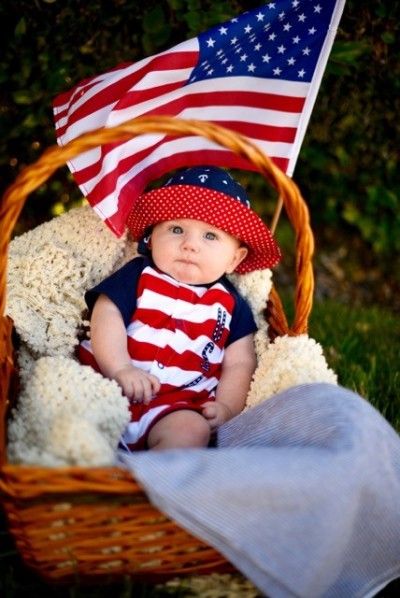 Outside Baby Pictures, 4th Of July Pics, Baby Holiday Photos, 4th Of July Photography, Diy Newborn Photography, 4 Month Baby, 4th Of July Photos, Baby Milestones Pictures, Baby Milestone Photos