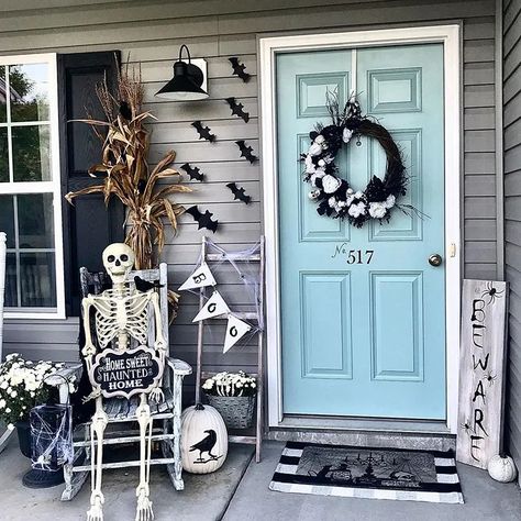 Halloween Porch Ideas, Halloween Decorations Outdoor Porch, Halloween Decorations Apartment, Halloween Outside, Halloween Front Doors, Halloween Decor Diy, Halloween Front Porch Decor, Chic Halloween, Halloween Porch Decorations