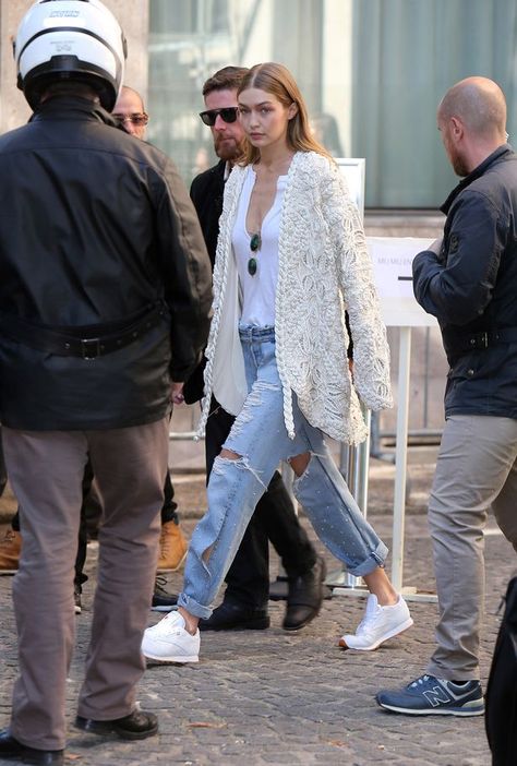 Gigi Hadid leaves the Hotel George V Reebok Classic Outfit, Gigi Hadid Street Style, Gigi Style, Gigi Hadid Outfits, Gigi Hadid Style, Sneaker Outfits, Model Street Style, Sneakers Looks, Hadid Style