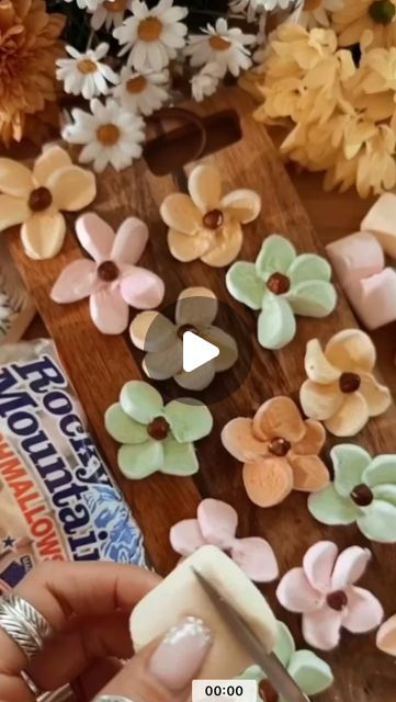 52K likes, 393 comments - chef_al_keif on March 17, 2024: "Marshmallow Flowers
Here is a fun snack you can make out of marshmallows crispy flowers.
You cut them 4 times and then you make them roun...". Marshmallow Flowers How To Make, Edible Flowers Cake Decorating, Charcuterie Fruit, Marshmallow Ideas, Confectionary Art, Marshmallow Flowers, Marshmallow Cake, Kids Birthday Party Food, Catering Food Displays