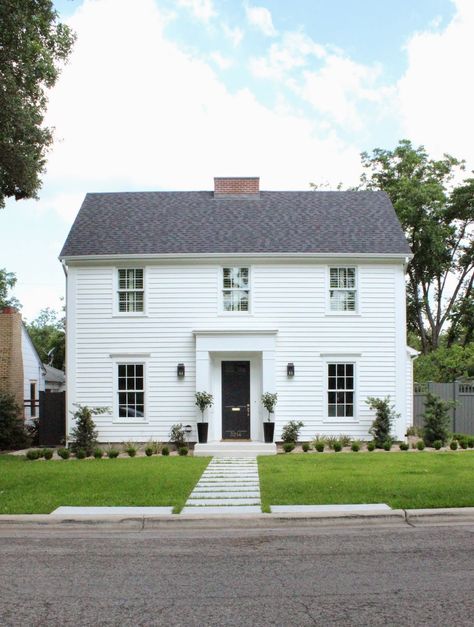 Saltbox House Plans, Modern Colonial House, Salt Box House, White Colonial, Colonial House Exteriors, Farmhouse Exterior Design, Saltbox Houses, Colonial House Plans, Colonial Farmhouse