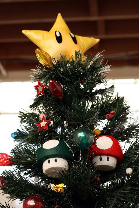 Nintendo-Super Mario Bros.-Christmas. 80s. Curated by Suburban Fandom, NYC Tri-State Fan Events: http://yonkersfun.com/category/fandom/ Nerd Christmas, Decor Natal, Diy Tree Topper, Nerdy Christmas, Geek Christmas, Geek Decor, Tree Topper, Christmas Tree Toppers, Hama Beads