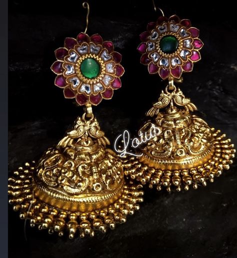 Red Jhumka, Gold Jhumkas, Temple Jewellery Earrings, Gold Jhumka, Jhumka Designs, Jewel Design, Gold Earrings Indian, Indian Wedding Jewelry Sets, Antique Gold Earrings