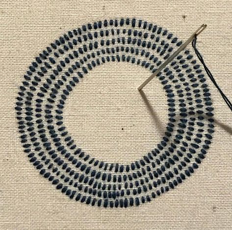 Japanese Embroidery Designs, Japanese Sashiko Embroidery, Shashiko Embroidery Patterns Free, Modern Sashiko, Japanese Needlework, Circle Embroidery Design, Japanese Stitching, Sashiko Mending, Circle Project