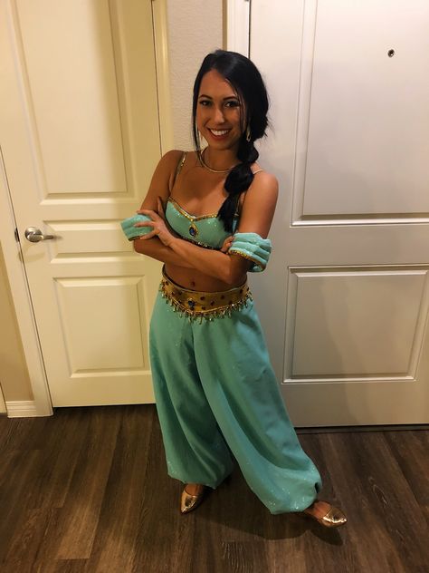 Princess Jasmine costume Jasmine Costume Diy, Fashion Costume Ideas, Princess Jasmine Costume Diy, Halloween Wars, Party Outfit Halloween, Aladdin Halloween, Haunted Party, Jasmine Halloween Costume, London Fits