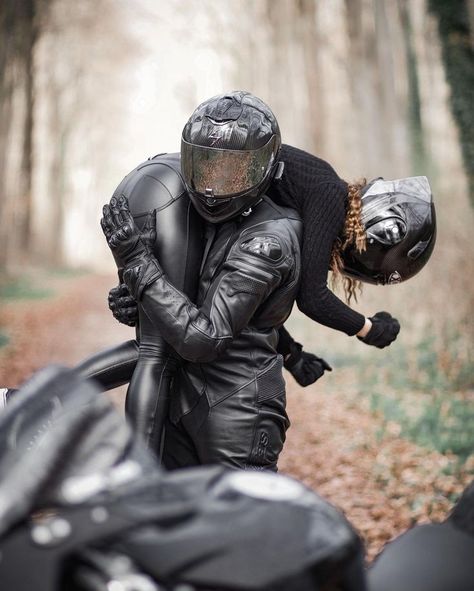 Motorcycle Couple Photography, Bike Couples Photography, Couple Motard, Motorcycle Couple Pictures, Motorcycle Photo Shoot, Bike Couple, Biker Couple, Motorcycle Couple, Biker Photography