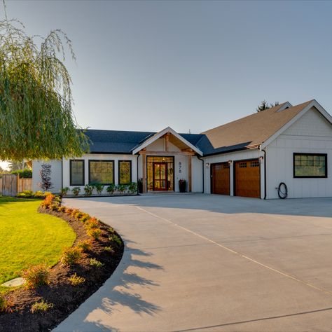 Modern Farmhouse Design with a L shaped home with side garage entry. White and simple. Ranch Style Homes With Garage On Side, Homes With Side Entrance, Garage Side Of House Curb Appeal, Garage Side Of House, L Shaped House With Garage On Side, Front Side Entry Garage House Plans, L Shaped Exterior House, L Shaped House Front Porch, White Ranch Black Windows