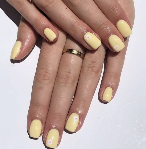 nails nailart naildesign nailideas yellow flowers pastel pastelcolor Pastel Yellow Nails With Flower, Yellow Mani Pedi, Yellow Nail Inspo Short, Subtle Yellow Nails, Yellow And White Nails Short, Pastel Nails Yellow, Yellow Sns Nails, Square Yellow Nails, Butter Yellow Nails