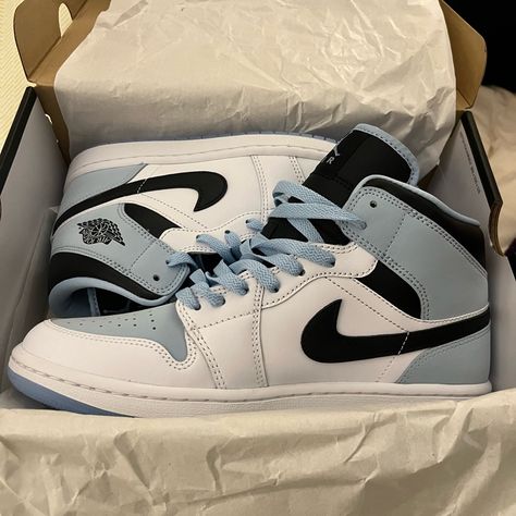 Air Jordan Cute, All Nike Shoes Jordans, Black And Blue Shoes, Jordan Ideas, Nike Jordan Air 1, Custom Jordan 1, Trendy Shoes For Women, Air Jordan 1 Mid White, Jordan 1 Mids