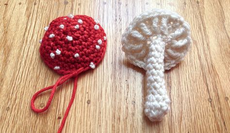 Cute crocheted mushrooms for holiday decor - 2 free patterns Mushroom Puns, Claire Garland, Red And White Mushroom, Crochet Classes, Crochet Mushroom, Yarn Stash, Knitted Flowers, Pattern Store, Crochet Round