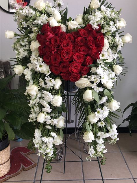 Angel Wings Flower, Sympathy Arrangements, Creative Wreaths, Grave Flowers, Grave Decorations, Arrangement Ideas, Floral Arrangements Diy, Rose Arrangements, Floral Purse