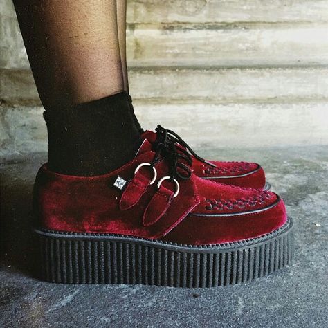 trainers sneaks sneakers grunge alternative fashion style creepers red velvet want love Velvet Creepers, Creepers Shoes, Mode Punk, Mode Grunge, Fashion Grunge, Psychobilly, Glam Rock, Dieselpunk, Puma Platform Sneakers