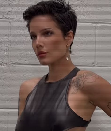 Halsey With Short Hair, Halsey Pixie Hair, Halsey Pixie, Halsey Instagram, Halsey Short Hair, Halsey Hair, Halsey Style, Spikey Hair, Blue Bob