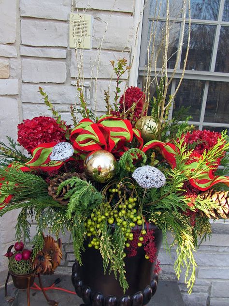 Limelight Hydrangeas sprayed with red spray paint! Spray Paint Hydrangeas Christmas, Spray Paint Hydrangeas, Paint Hydrangeas, Holiday Planters, Gardening Containers, Winter Containers, Walk Ideas, Planning Garden, Porch Pots