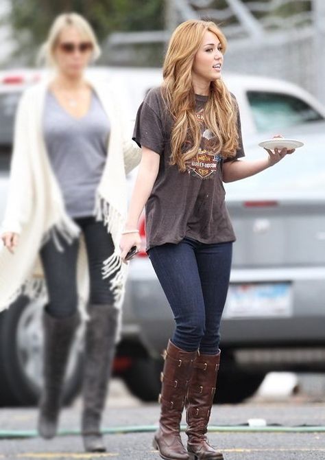 Casual Cowboy Boot Outfit Women, Miley Cyrus Outfit, Old Miley Cyrus, 2010 Outfits, Miley Stewart, Miley Cyrus Style, Spring Lookbook, 2010s Fashion, Outfits 2000s