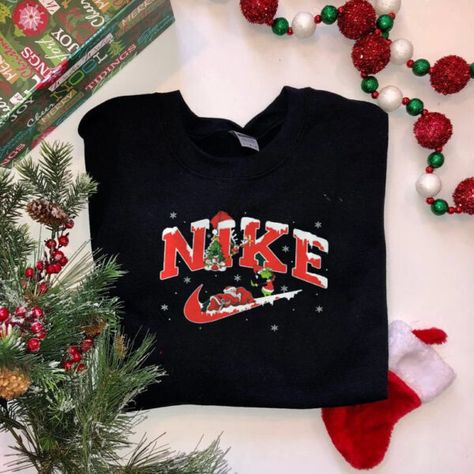 Cover Nike, Grinch Hoodie, Snow Cover, Snoopy Christmas, Cute Lazy Outfits, Lazy Outfits, Embroidered Crewneck, Grinch Christmas, Embroidered Sweatshirt