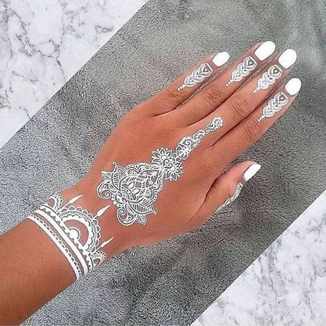 Henné blanc sur les mains White Henna Tattoo, Feminine Cross Tattoo, White Henna Designs, Henne Tattoo, Jagua Henna, Henna Inspired Tattoos, Tato Henna, Armband Tattoos, Unghie Nail Art