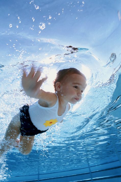 Teach Baby To Swim, Toddler Swimming Lessons, Swimming For Beginners, Swimming Drills, Water Polo Players, Swimming Benefits, Swim Instructor, Best Swimmer, Toddler Safety