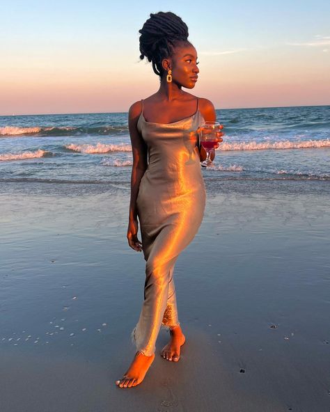 Glam Beach Photoshoot, Black Women Beach Photoshoot, Satin Photoshoot, Birthday Beach Pictures, Beach Birthday Photoshoot, Beach Photoshoot Aesthetic, Pictures At Sunset, Beach Sunset Photoshoot, Sunset Beach Photoshoot