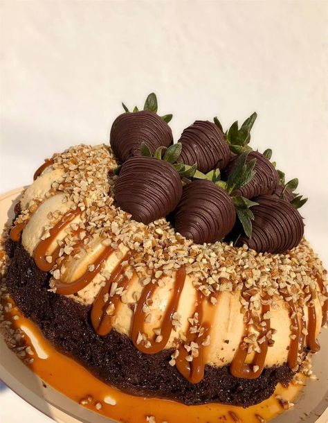 Chocoflan Birthday Cake, Chocoflan Decoration Ideas, Chocoflan Cake, Choco Flan, Chocoflan Recipe, Flan Cake, Creative Dessert Recipes, Buttercream Cake Designs, Decorações Com Comidas