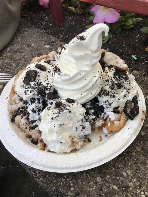 Oreo funnel cake || 📍Six Flags Magic Mountain @ Valencia, CA || 📸: @jjouie via Instagram Six Flags Magic Mountain Food, Oreo Funnel Cake, Six Flags Aesthetic, Six Flags Magic Mountain, Funnel Cake Recipe, Cake Recipes At Home, Inside Cake, Cake Calories, Funnel Cakes