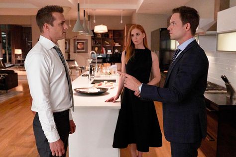 Mike Ross, Suits Tv Series, Patrick J Adams, Suits Harvey, Donna Paulsen, Sarah Rafferty, Suits Usa, If The Shoe Fits, Suits Tv