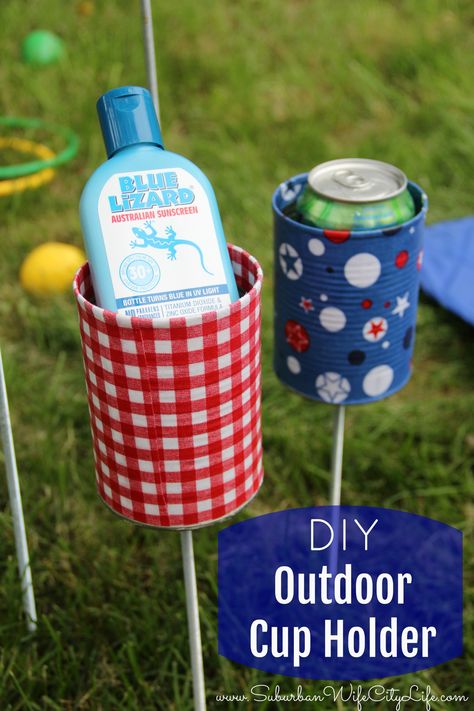 DIY Outdoor cupholders are perfect for a backyard picnic or hanging at the beach. Easy to make and eco friendly. #Cupholder #outdoorcupholder #beachcupholder #familyfun Drink Holder Diy, Beach Cup Holder, Outdoor Drink Holder, Diy Lawn, Backyard Picnic, Diy Drinks, Tin Can Crafts, Beer Holders, Beach Diy