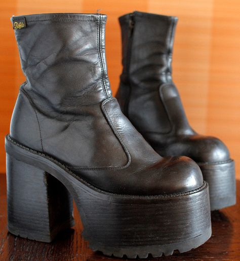 BUFFALO black platform boots 90's Club Kid by VintagePlatformDeal on Etsy https://www.etsy.com/listing/244649151/buffalo-black-platform-boots-90s-club Horror Shoes, Fun Boots, 90s Boots, High Platform Boots, Fashion Guys, Buffalo Boots, Goth Shoes, Funky Shoes, Le Happy