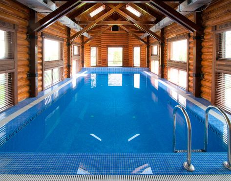 Indoor swimming pool in a cabin structure Beach Modern Living Room, Swimming Pool Enclosures, Indoor Swimming Pool Design, Concrete Swimming Pool, Pool Cost, Indoor Pool Design, Indoor Pools, Luxury Swimming Pools, Pool Enclosures