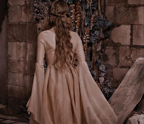 Aurora Aesthetic, Daena Targaryen, Elain Archeron, Royalty Core, Feyre Archeron, Spring Court, Fairytale Aesthetic, Medieval Aesthetic, Royalty Aesthetic