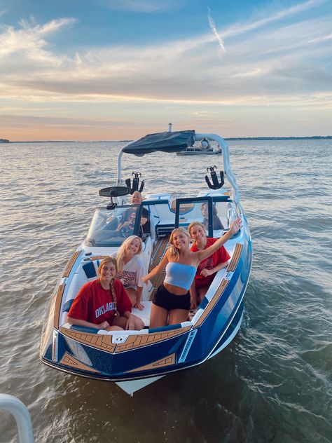 Lake Days Aesthetic Friends, Boat Day Picture Ideas, Lake Inspo Pics, Lake Aesthetics Summer, Boat Aesthetic Summer, Lake Pics, Summer Boats, Summer Boat, Lake Summer