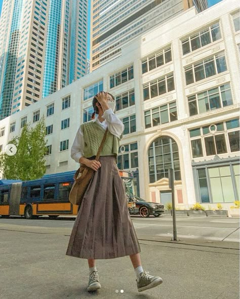 Korean Modest Fashion, Grandma Aesthetic Outfit, Grandmacore Outfit, Tznius Fashion, Skirt Outfits Korean, Grandma Clothes, Oui Oui, Cozy Fashion, Office Fashion