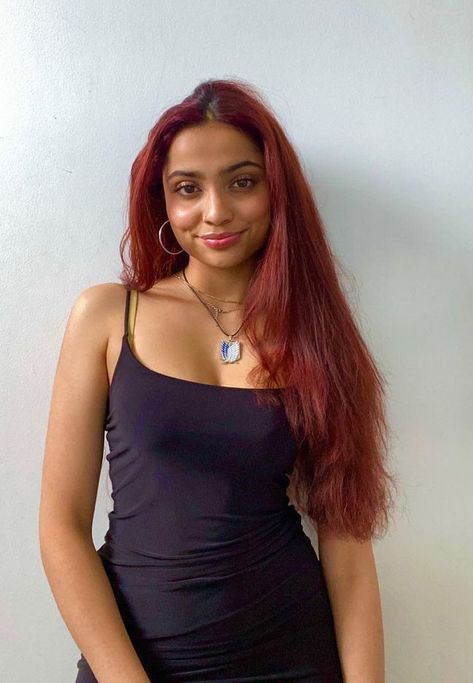 Red Hair Color Tan Skin, Ginger Hair On Indian Skin, Hair Color Ideas For Brown Skin Indian Curly Hair, Hair Dye Ideas For Tan Skin, Bright Red Hair On Brown Skin, Red Hair On Brown Skin Women, Brown Girls With Red Hair, Red Hair Indian Skin, Brown Girl Red Hair