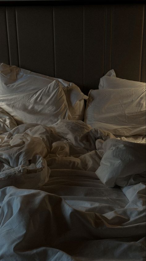 Close up of an unmade bed at a hotel Hotel Aesthetic Dark, Messy Room Aesthetic, Bedroom Aesthetic Dark, Bedding Hotel, Aesthetic Hotel, Hotel Bed Sheets, Messy Bedroom, Unmade Bed, Vibe Bedroom