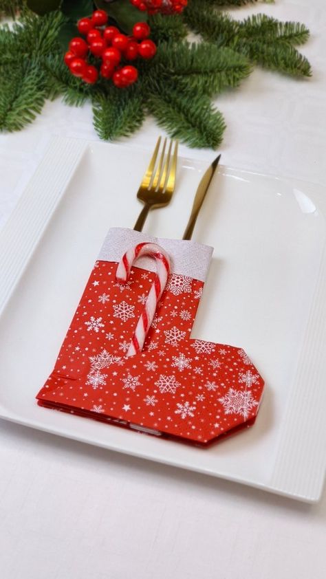 🎅🎅🎅🥾 | Instagram Christmas Serviette Folding, Christmas Napkin Folding, Fancy Napkin Folding, Paper Napkin Folding, Paper Serviettes, Christmas Napkin, Christmas Paper Napkins, Christmas Boots, Christmas Tablescape