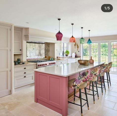 Pink Retro Kitchen, Pink Kitchen Cabinets, Kitchen Custom, Kitchens Luxury, Kitchen Transformation, Retro Kitchen Decor, Bright Kitchens, Pink Retro, Custom Kitchens