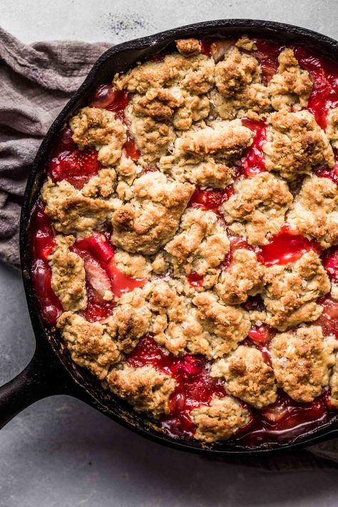 Skillet Cobbler, Strawberry Rhubarb Cobbler, Rhubarb Cobbler, Strawberry Rhubarb Crumble, Spring Time Desserts, Strawberry Cobbler, Fresh Strawberry Recipes, Strawberry Rhubarb Crisp, Rhubarb Crisp