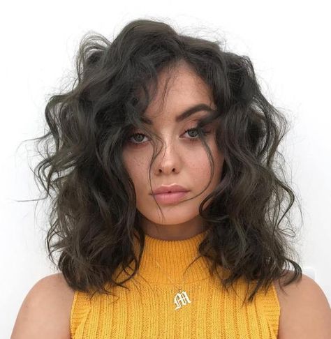 Shoulder-Length Cut for an Oval Face and Curly Hair Messy Wavy Hair, Textured Haircut, Oval Face Haircuts, Beautiful Haircuts, Oval Face Hairstyles, Wavy Haircuts, Oval Face, Maquillage Halloween, Face Hair