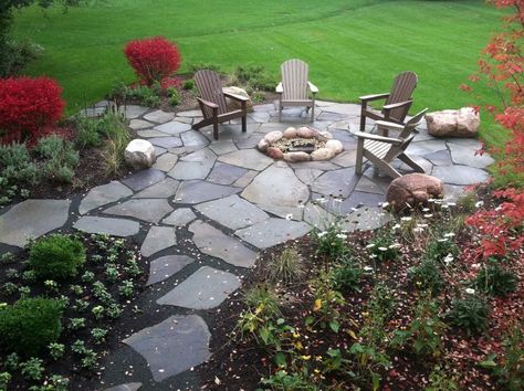 20 Stunning Flagstone Patio Ideas and Designs (With Pictures) 20 Fire Pit Landscaping, Stone Patio, Flagstone Patio, Patio Fire Pit, Fire Pit Area, Fire Pit Designs, Dry Creek, Fire Pit Patio, Backyard Fire