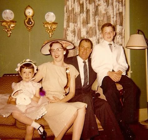 vintage family fun Get Into Shape, Easter Photos, We Are The World, Retro Photo, Family Album, Photo Vintage, Norman Rockwell, Vintage Life, Vintage Easter