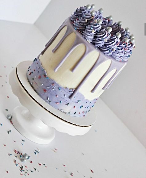 Oreo Cake Designs, Cakes With Sprinkles, Ombre Birthday Cake, Candy Birthday Cakes, Bolo Minnie, Kawaii Dessert, Beautiful Cake Designs, Elegant Birthday Cakes, Simple Cake Designs