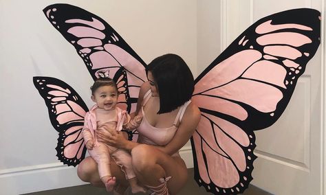 Kylie Jenner And Stormi, Mother Daughter Halloween Costumes, Mother Daughter Costumes, Stormi Webster, Matching Halloween Costumes, Butterfly Costume, Matching Halloween, Halloween Photoshoot, Halloween 2018