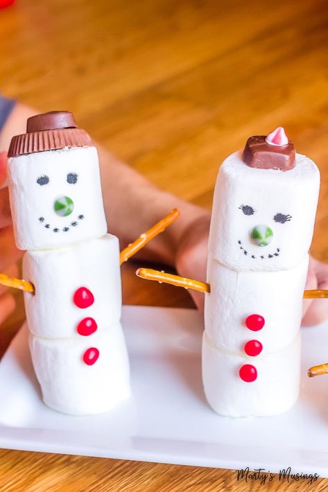 Kids will love this marshmallow snowman craft that is even more fun to eat! Great activity for snow days and long winter days at home! Marshmallow Snowman Craft, Printed Marshmallows, Snowman Treats, Marshmallow Snowman, Snowman Craft, Edible Crafts, Christmas Decorations Garland, Snow Days, Happy Thanksgiving Quotes