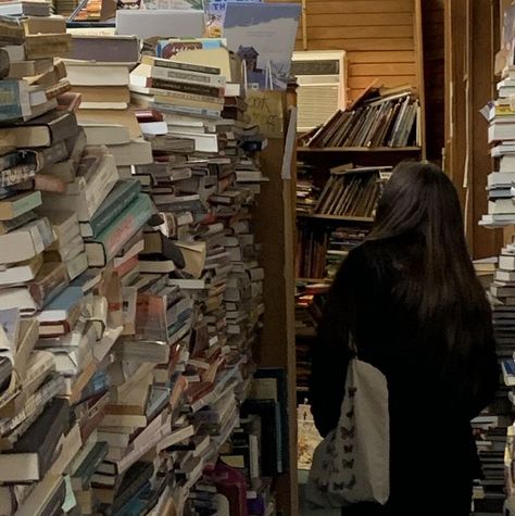 In My 20s Aesthetic, Chaotic Girl Aesthetic, Chaotic Academia, Library Aesthetic, Soft Aesthetic, Girl Reading, Academia Aesthetic, Book Girl, Fotografi Potret