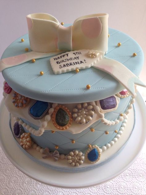 Jewellery Cake Ideas, Jewelry Box Cake, Jewellery Cake, Fancy Sweets, Holiday Cakes Christmas, Jewel Cake, Apple Cake Pops, Jewelry Cake, Different Kinds Of Cakes