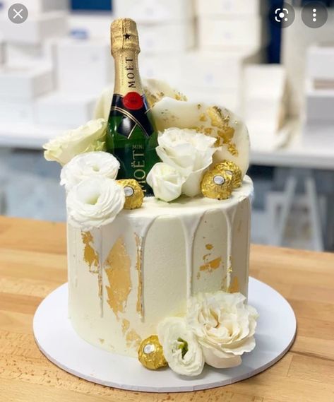 Champagne Cake Decoration, Mimosa Cake Design, Moet Birthday Cake, Moet Cake, Gold 30th Birthday Cake, Champagne Cake Design, Champagne Cake Recipe, Prosecco Cake, White And Gold Cake