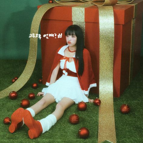 Summer Christmas Photoshoot, Christmas Dinner Photoshoot, Pose Reference Christmas, Christmas Model Photoshoot, Christmas Pose Reference, Vintage Christmas Photoshoot, Christmas Korea, Christmas Fashion Photography, New Year Photoshoot